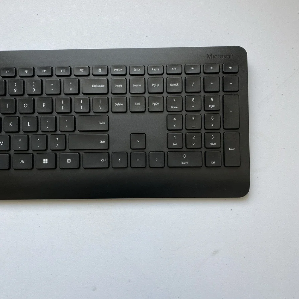 Microsoft - 900 Desktop Wireless Keyboard with USB Receiver - Works Great‎